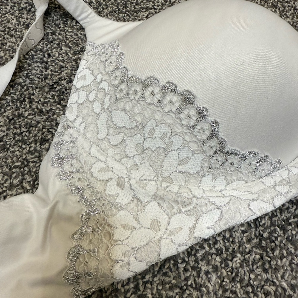 🌟SALE🌟
Victoria's Secret White Lace Accent Bra - Picture 3 of 4